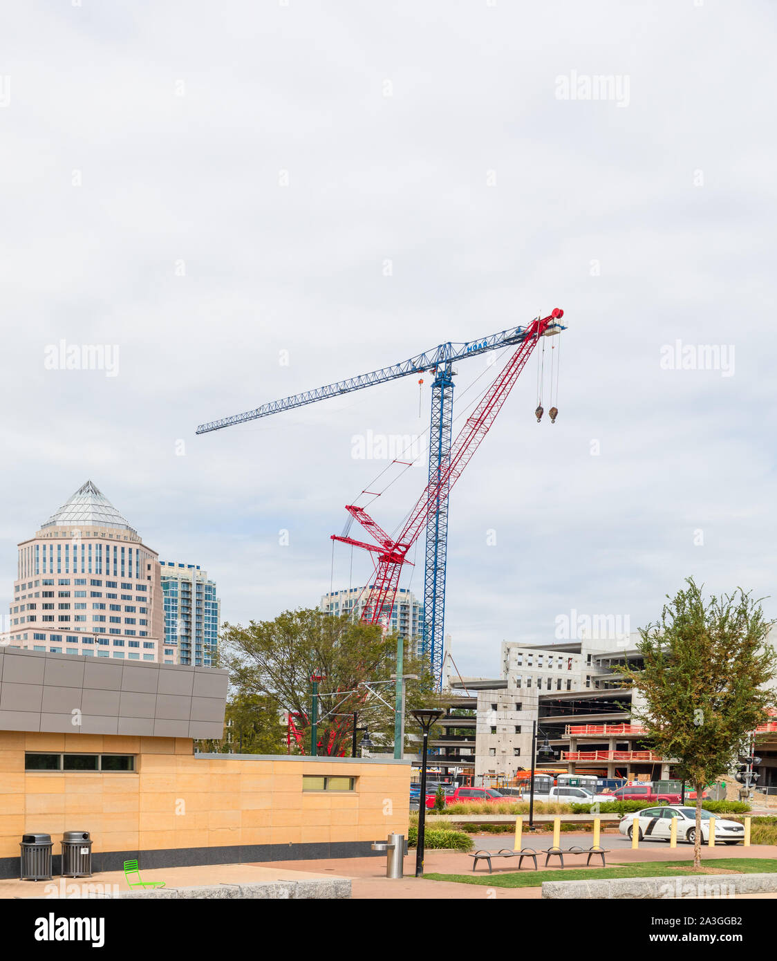 CHARLOTTE, NC, USA-6 oct 2019 : Nouvelle construction en première salle, avec de grandes grues. Banque D'Images