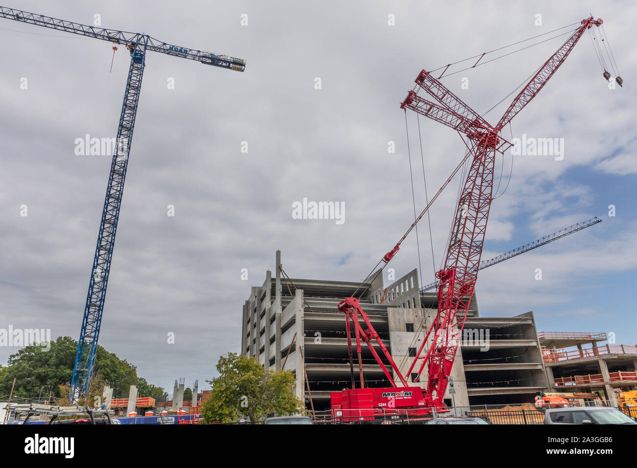 CHARLOTTE, NC, USA-6 oct 2019 : Nouvelle construction en première salle, avec de grandes grues. Banque D'Images