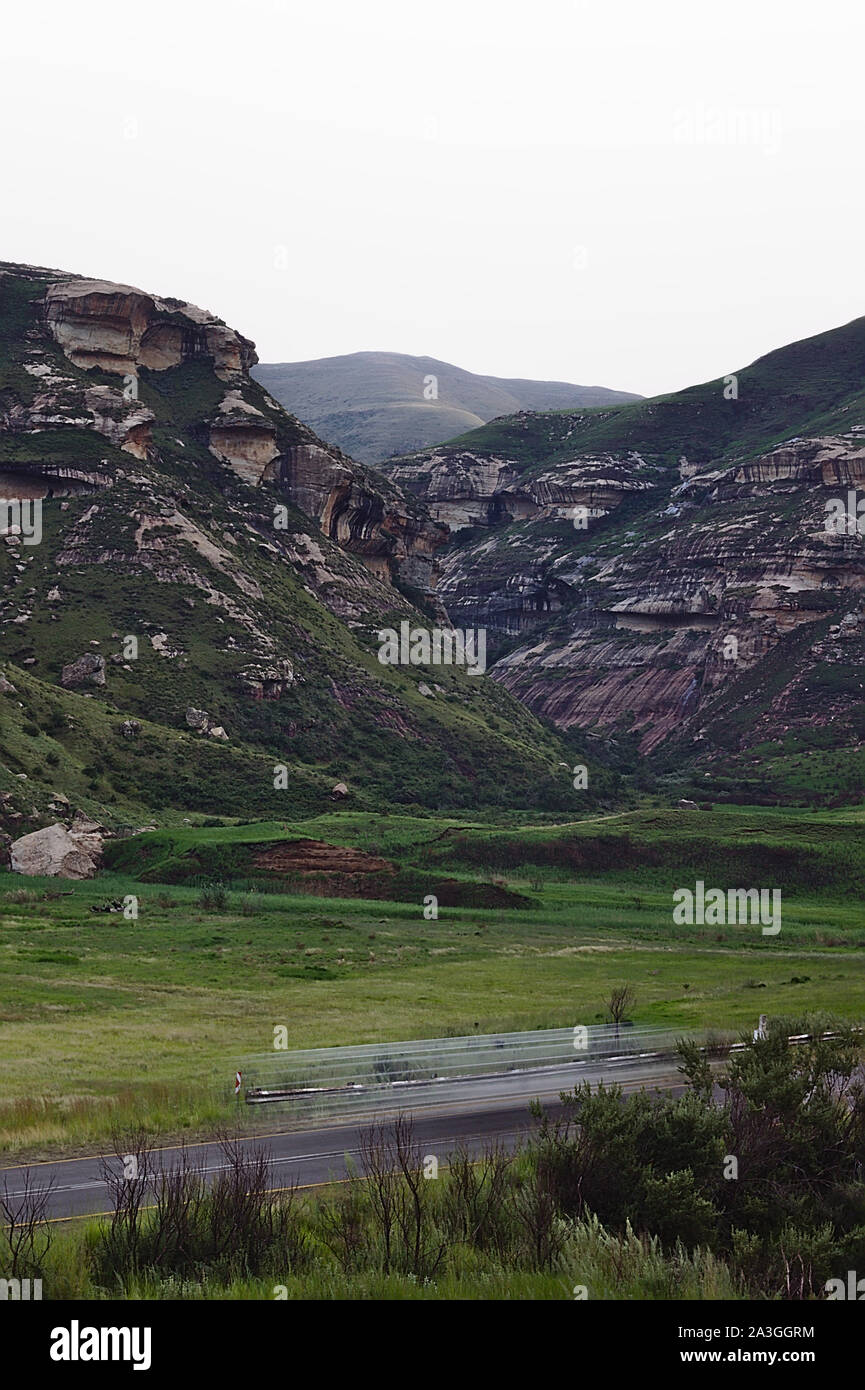 Les montagnes avec piste de voiture Banque D'Images