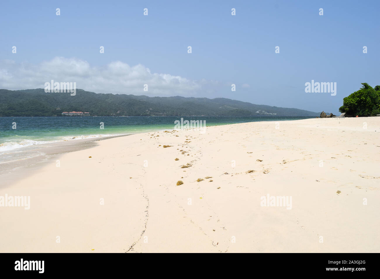 Plage blanche dans la mer des caraïbes, sable blanc, océan turquoise et ciel bleu Banque D'Images