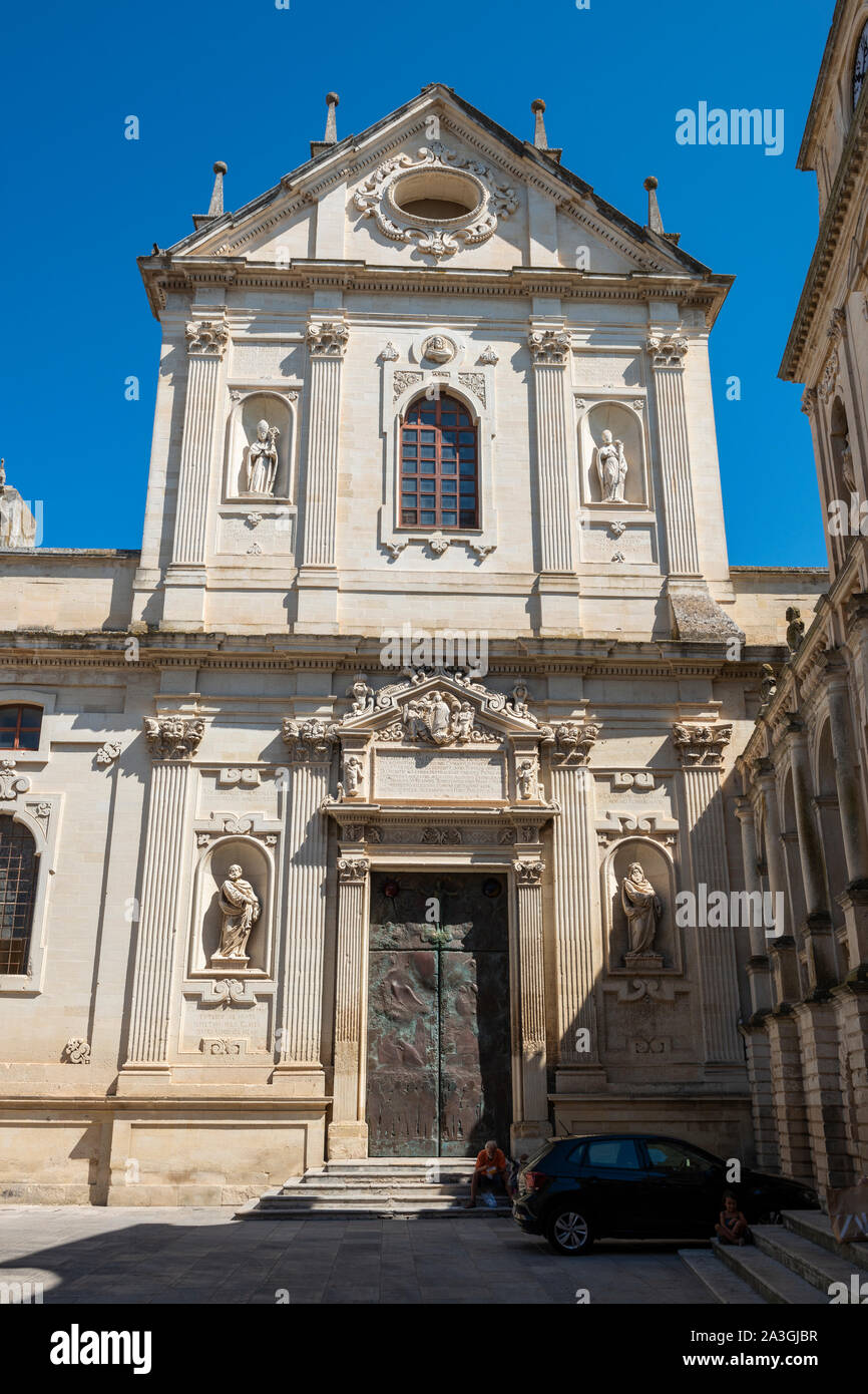 Façade latérale de Cattedrale di Santa Maria Assunta (Église Sainte Marie de l'Assomption) sur la Piazza del Duomo de Lecce, Pouilles (Puglia) Le sud de l'Italie Banque D'Images
