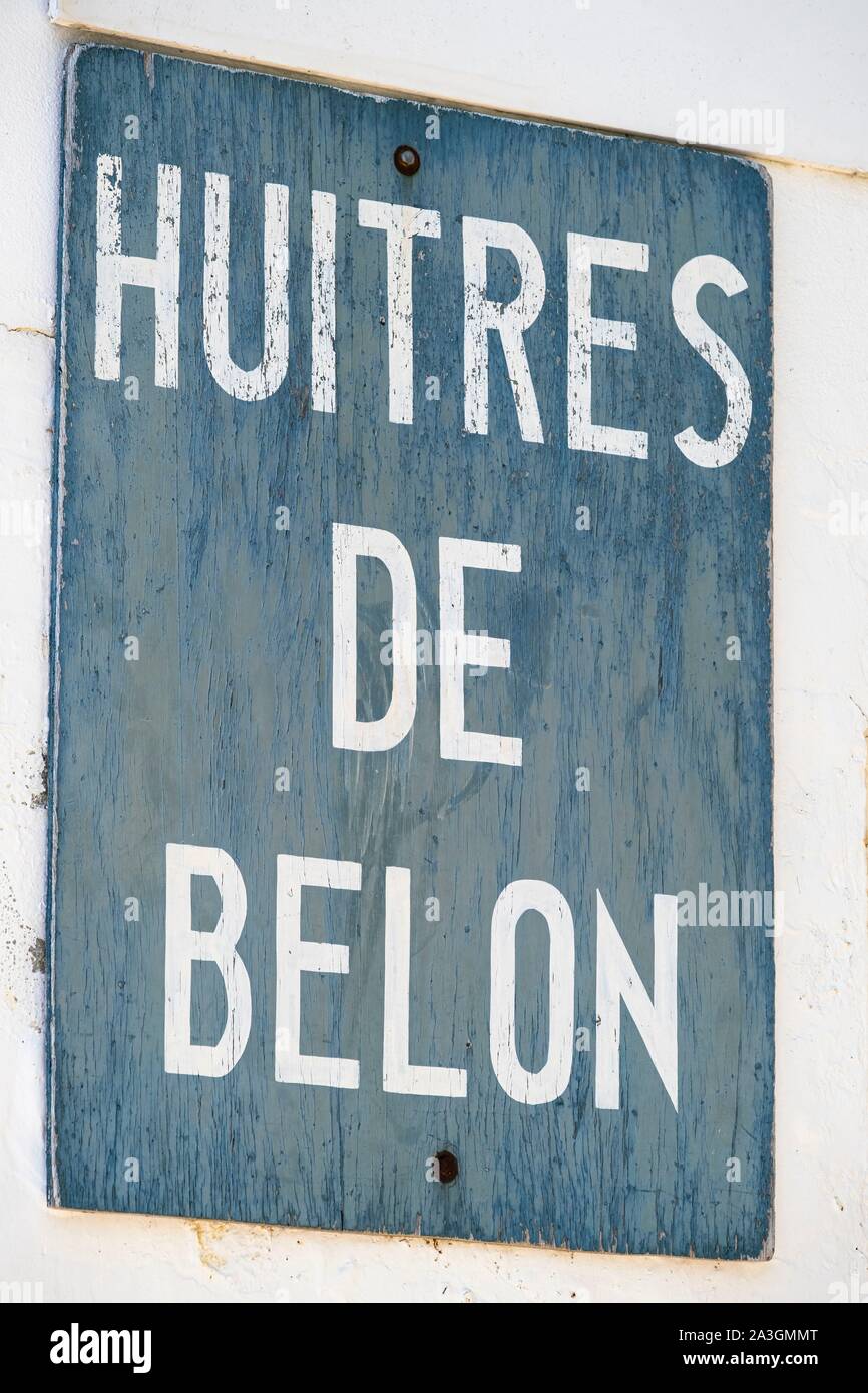 La France, Finistère, Riec-sur-Belon, Belon port sur la rivière Belon, huîtres vente Banque D'Images La France, Finistère, Riec-sur-Belon, Belon port sur la rivière Belon, huîtres vente Banque D'Images