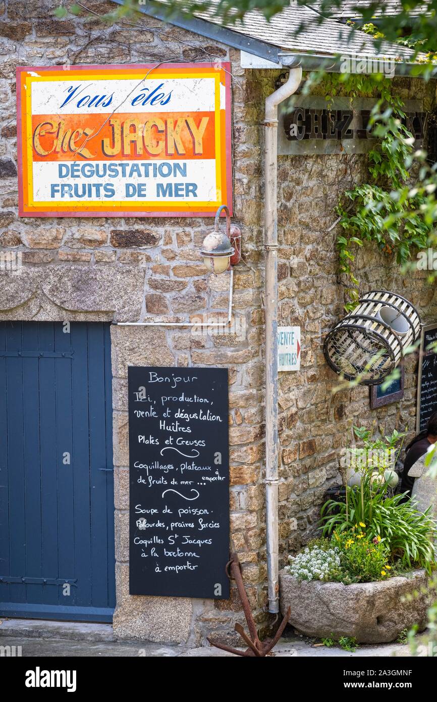 La France, Finistère, Riec-sur-Belon, Belon port sur la rivière Belon, huîtres vente Banque D'Images La France, Finistère, Riec-sur-Belon, Belon port sur la rivière Belon, huîtres vente Banque D'Images