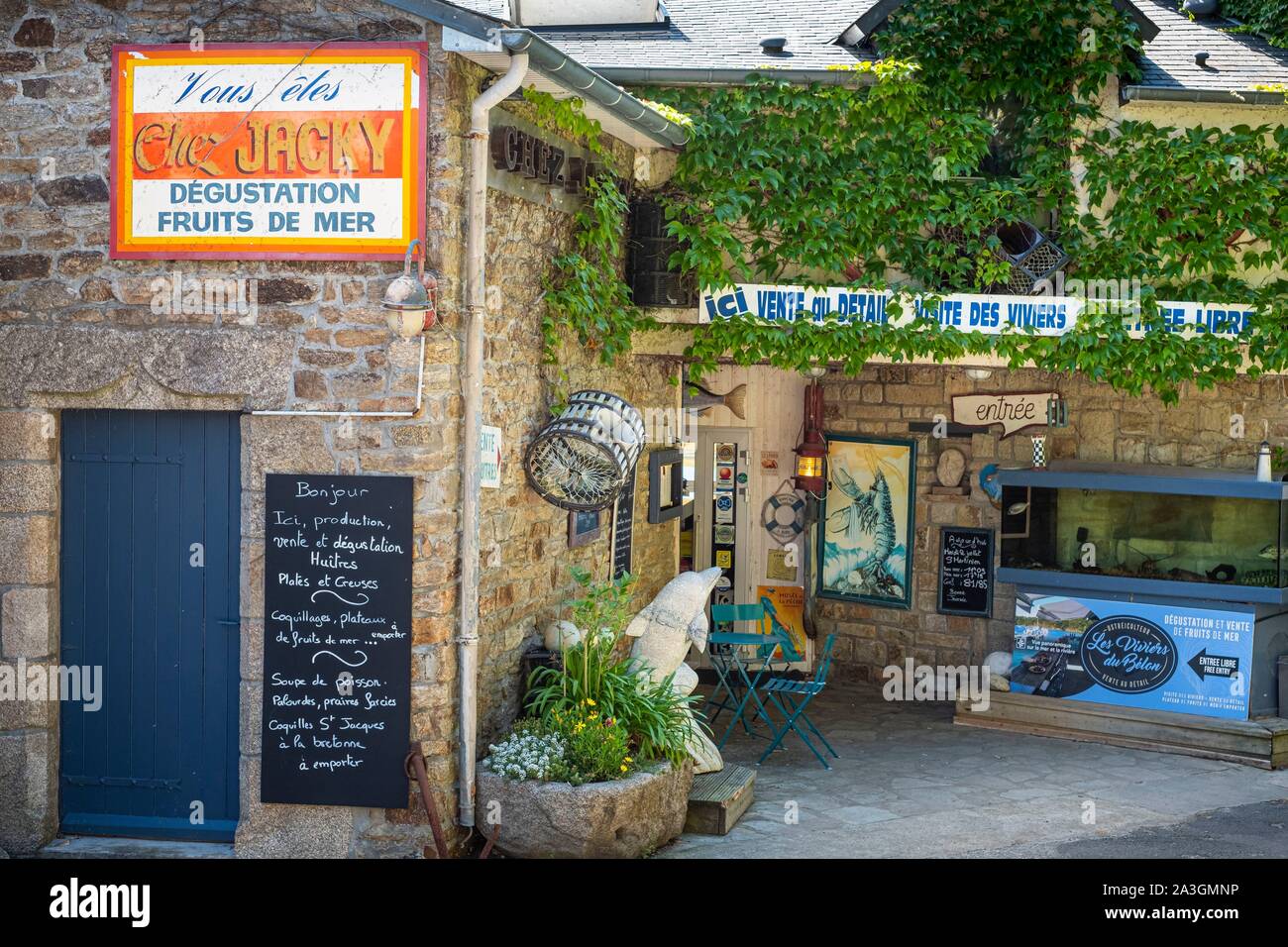 La France, Finistère, Riec-sur-Belon, Belon port sur la rivière Belon, huîtres vente Banque D'Images La France, Finistère, Riec-sur-Belon, Belon port sur la rivière Belon, huîtres vente Banque D'Images