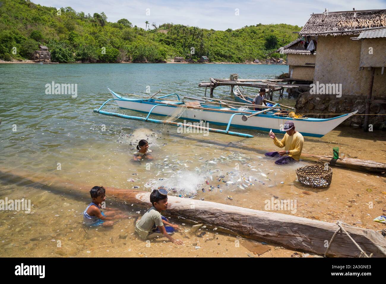Philippines, Palawan, Malampaya Sound paysages terrestres et marins protégés, village de pêcheurs, sur une petite île au milieu du son Banque D'Images
