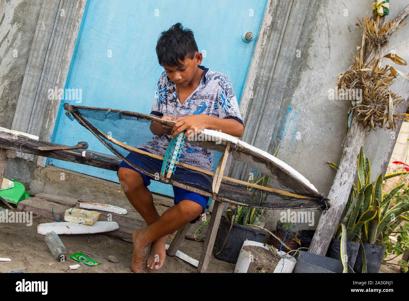 Philippines, Palawan, Roxas, Johnson, l'île flottante de garçon panier pour la pêche Banque D'Images