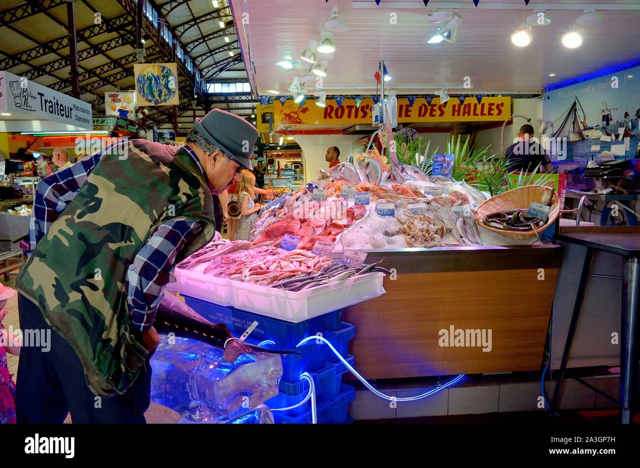 France, Aude, Narbonne, le marché couvert, poissonnier Banque D'Images