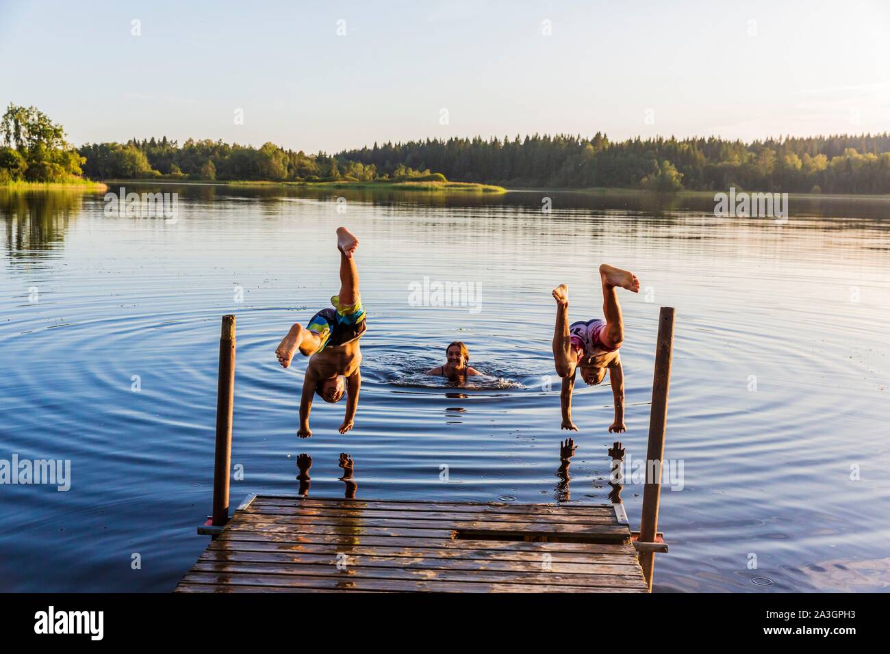 La Suède, dans le comté de Vastra Sweden Hokerum Ulricehamn, hameau, Rochat rapport sur la famille, famille dimanche détente dans l'un des lacs autour de la chambre Banque D'Images