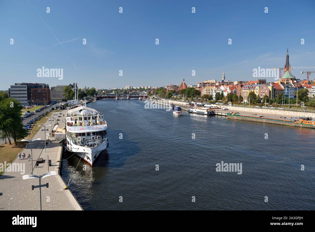 La Pologne, la Poméranie occidentale, Smolecin (Szczecin), l'Oder River quais touristiques Piast (Boulevard) avec la vieille ville et à l'arrière-plan le château du Château des Ducs de Poméranie Banque D'Images