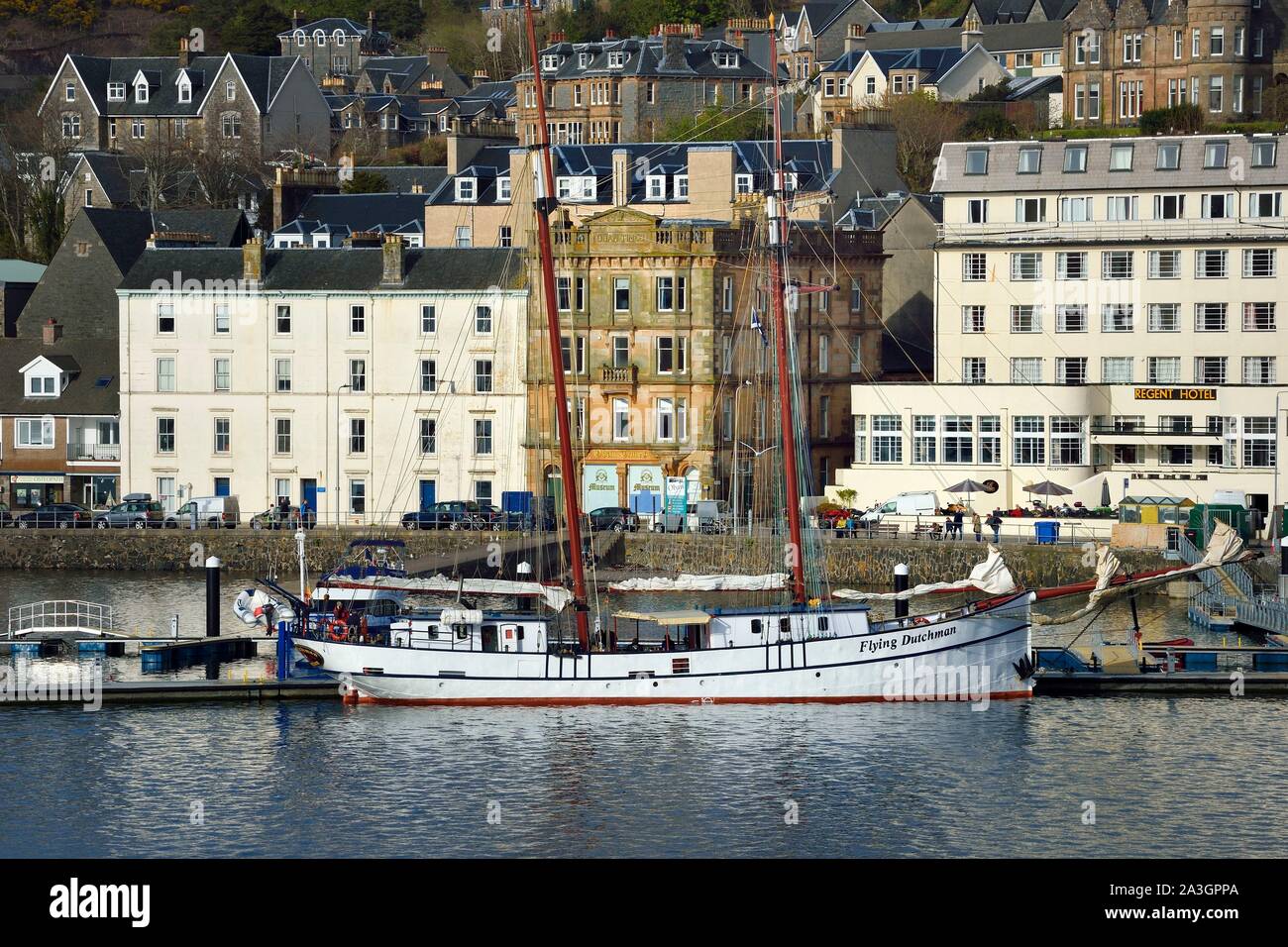 Royaume-uni, Ecosse, Highland, Argyll et Bute, goélette Hollandais volant à Oban Harbour et l'Oban Times dans l'arrière-plan Banque D'Images