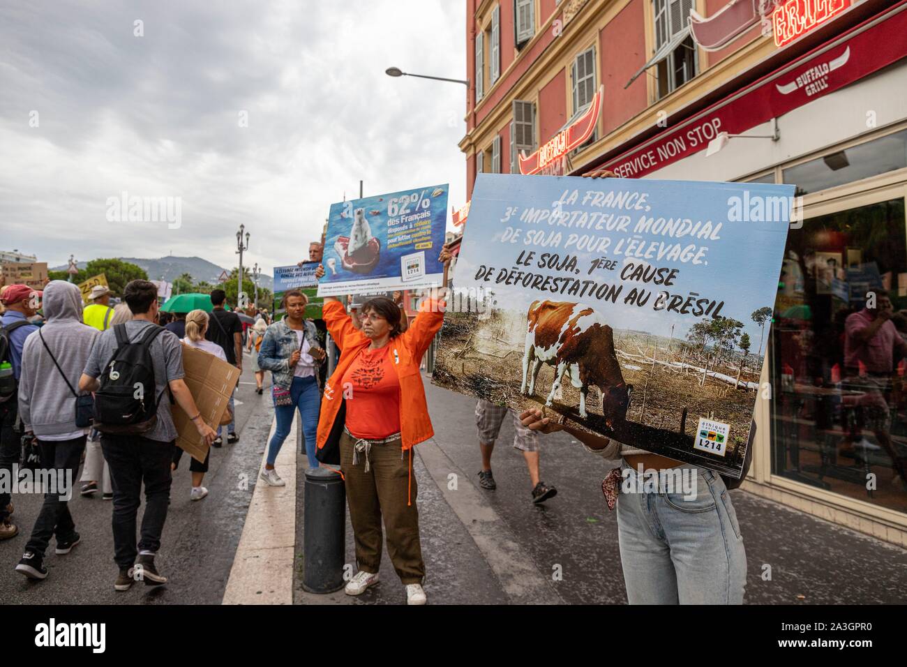 La France, Var, Nice, les manifestants de l'Association de protection animale L214 forme signe avec des slogans contre la sur-consommation de viande et la déforestation en face de l'Enseigne Buffalo Grill restaurant sign pendant la marche pour le climat de samedi, 21 Septembre, 2019 Banque D'Images