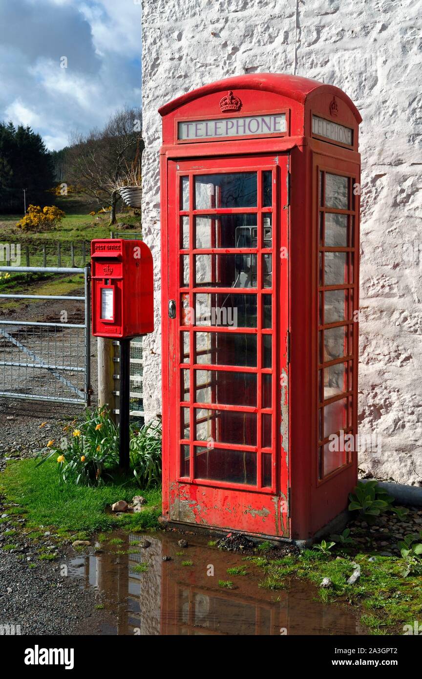 Royaume-uni, Ecosse, Highland, Hébrides intérieures, à l'île de Mull, cabine téléphonique encore en usage sur le bord du Loch Scridain Banque D'Images