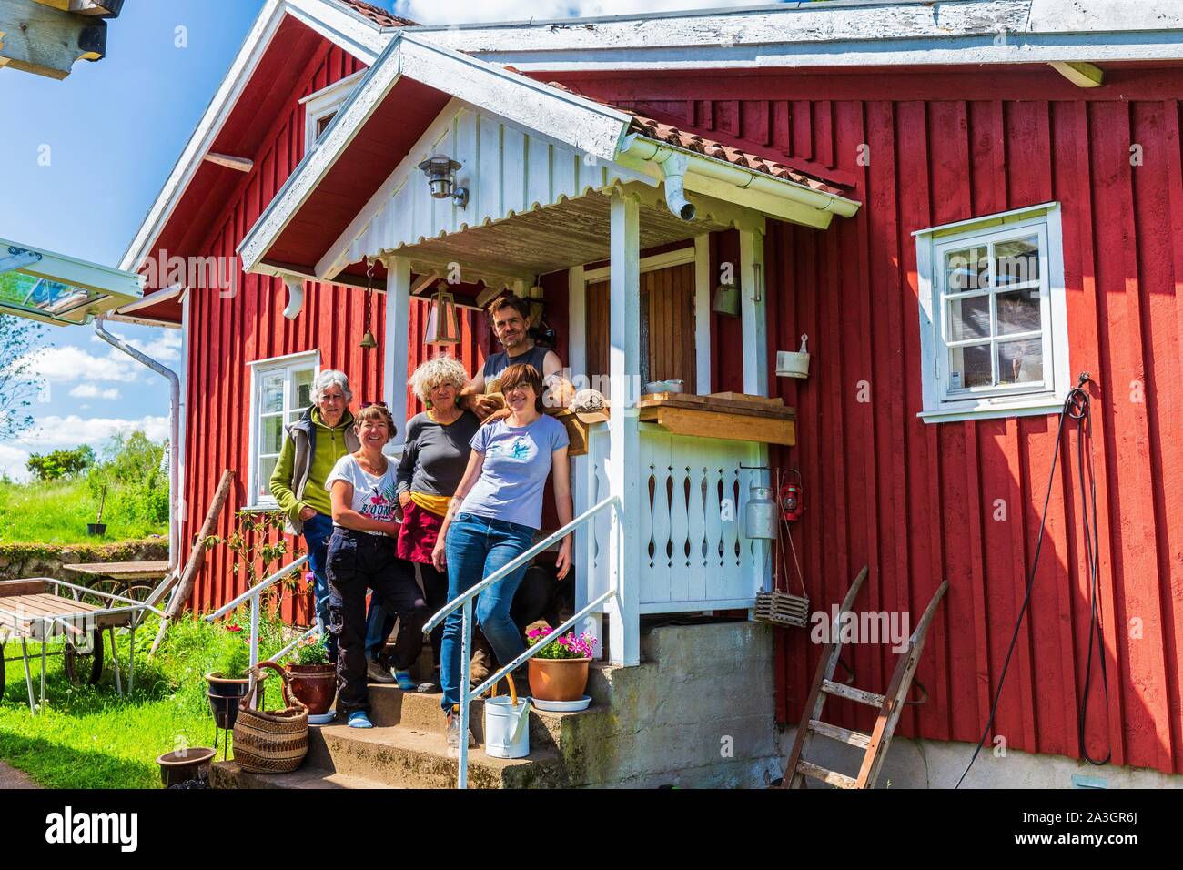 La Suède, dans le comté de Vastra Sweden Hokerum Ulricehamn, hameau, Rochat rapport sur la famille, la maison avant avec Elisabeth, Pierre et ses parents et Sonia Banque D'Images