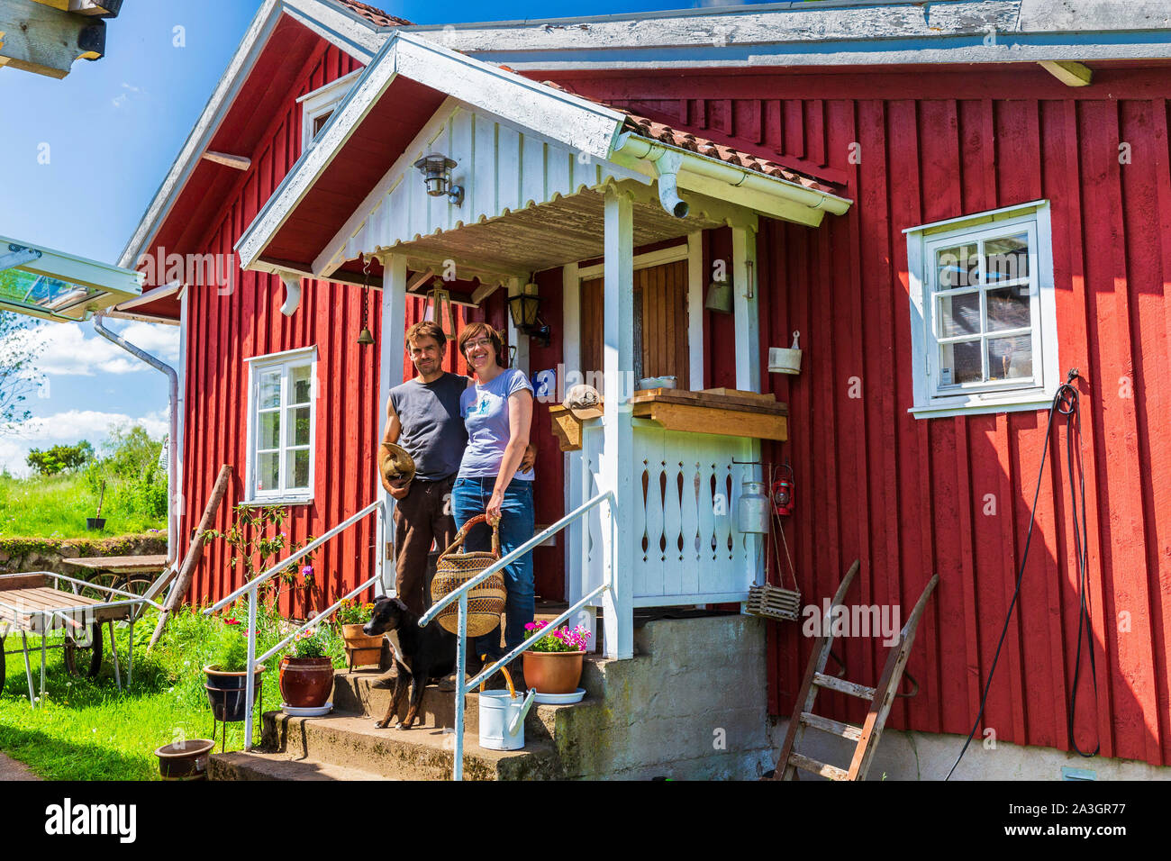 La Suède, dans le comté de Vastra Sweden Hokerum Ulricehamn, hameau, Rochat rapport sur la famille, la maison avant avec Pierre et Sonia Banque D'Images