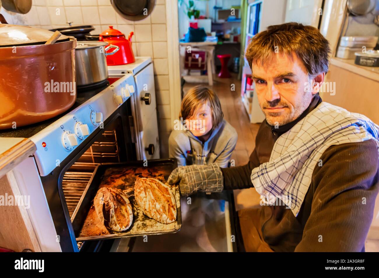 La Suède, dans le comté de Vastra Sweden Hokerum Ulricehamn, hameau, Rochat rapport sur la famille, chaque matin, Pierre cuit le pain avec la masse de la farine à la pierre et préparé la veille avec son levain Banque D'Images