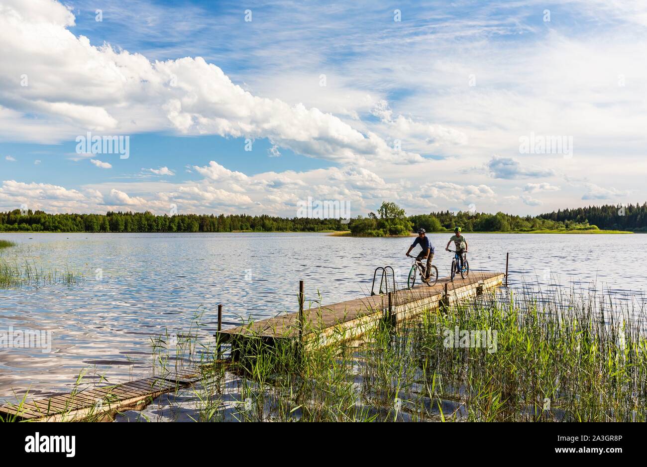 La Suède, dans le comté de Vastra Sweden Hokerum Ulricehamn, hameau, Rochat rapport sur la famille, promenade en vélo près de la maison pour Eliot et Pierre Banque D'Images