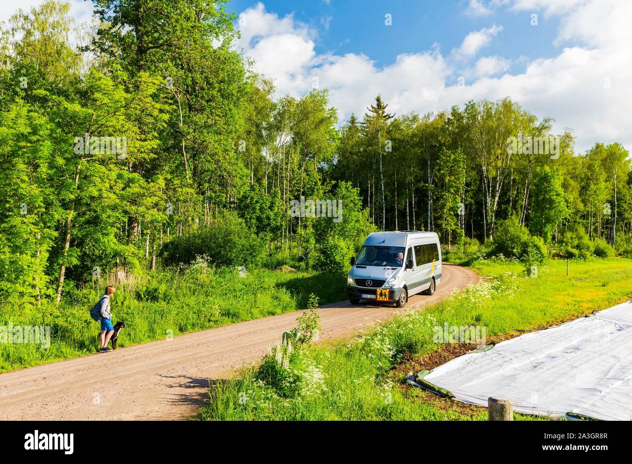 La Suède, dans le comté de Vastra Sweden Hokerum Ulricehamn, hameau, Rochat rapport sur la famille, laissant pour l'université pour Emile avec un arrêt de bus à la maison Banque D'Images