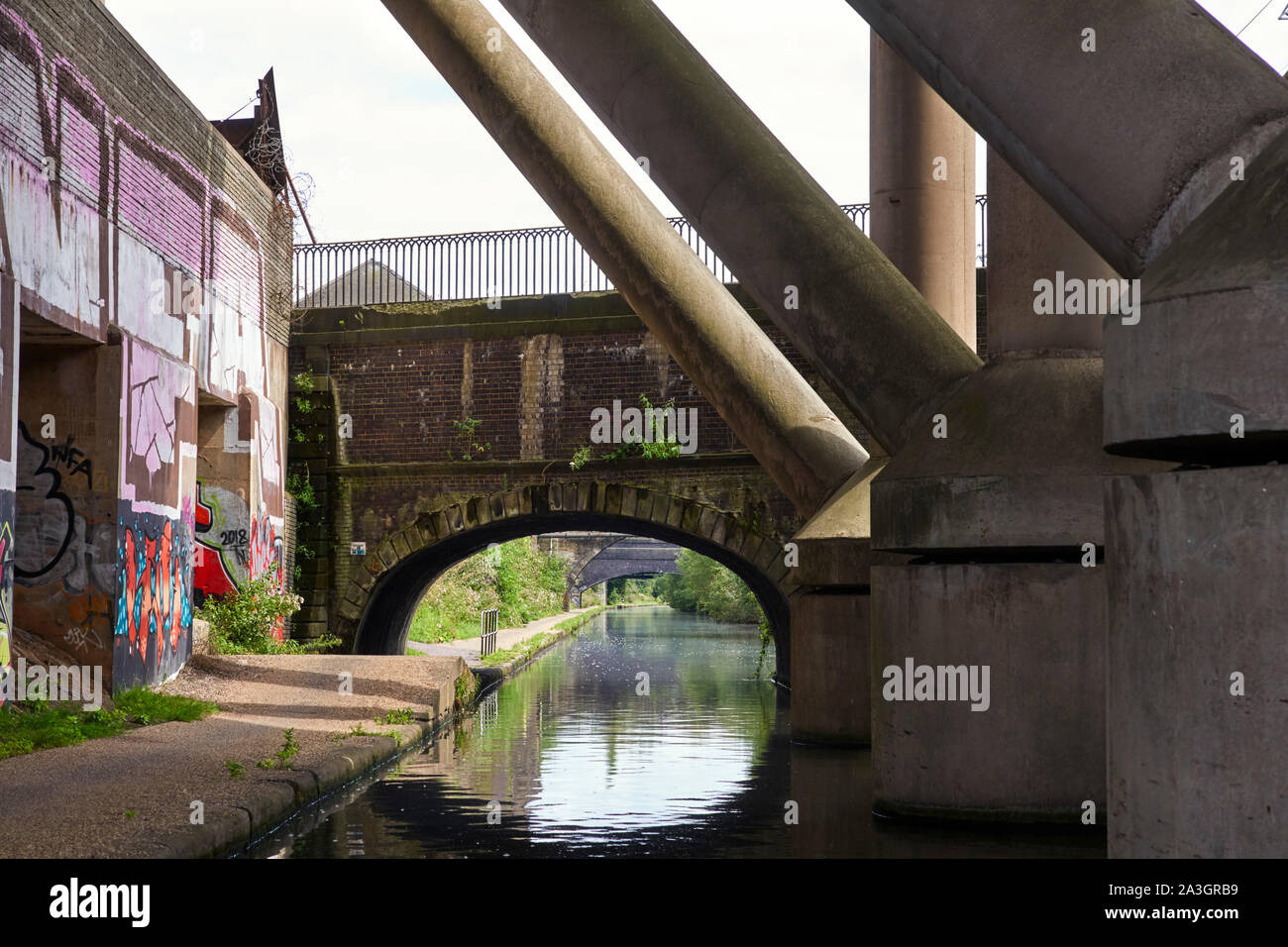 La ligne principale à Birmingham canal comme il est traversé par l'autoroute M5 et l'Aqueduc Steward Banque D'Images