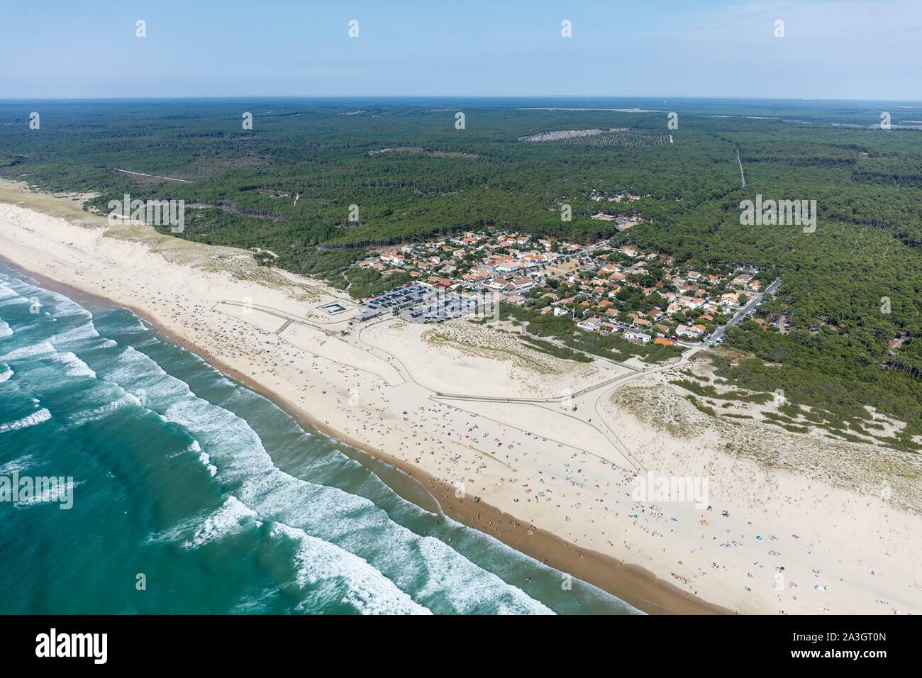 France, Gironde, Hourtin, Hourtin Plage, la plage, la dune et la forêt de pins (vue aérienne) Banque D'Images