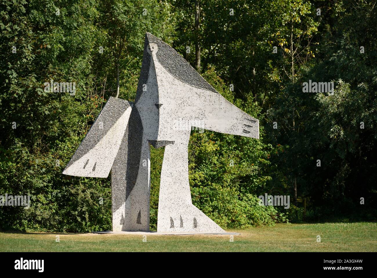 France, Nord, Villeneuve d'Ascq, LAM (Lille Métropole Musée d'Art Moderne, Art contemporain et Art Brut), jardin du musée, la Sculpture de Pablo Picasso, Woman with Arms Spread (1962) Banque D'Images