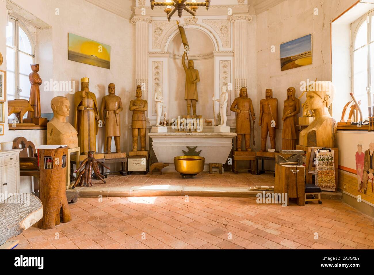 France, Loiret, Loire, Couasnon chappel, atelier d'un sculpteur de bois Banque D'Images