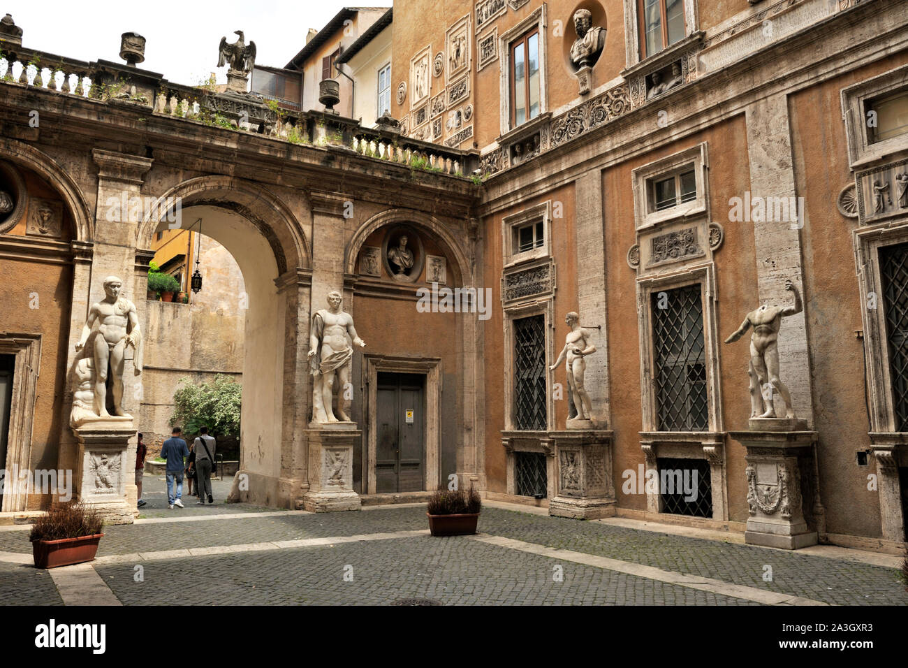 L'Italie, Rome, Palazzo Mattei di Giove (1598-1618 AD), cour intérieure, l'architecte Carlo Maderno Banque D'Images