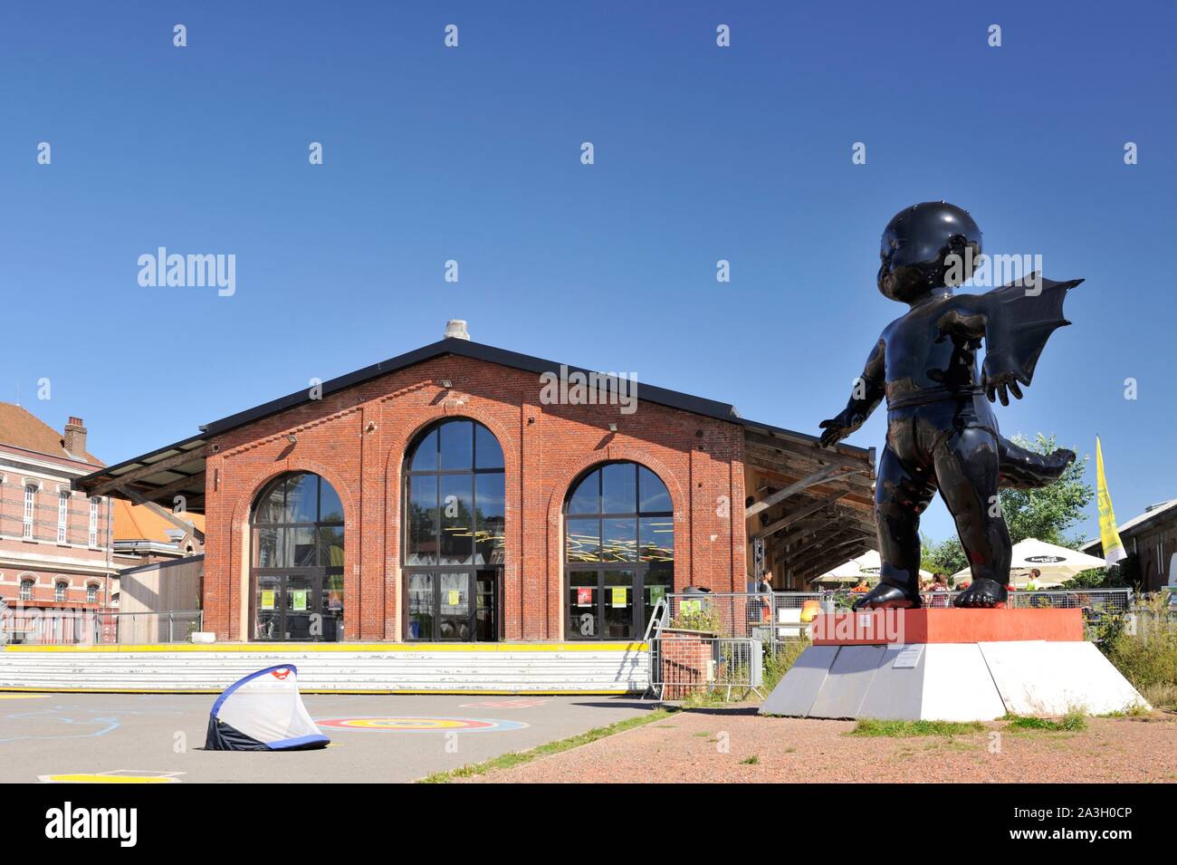 France, Nord, Lille, la gare Saint Sauveur, giant et statue d'un diable noir Banque D'Images