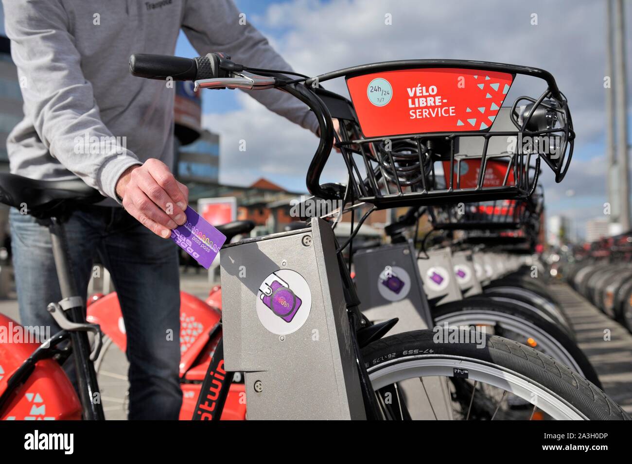 France, Nord, Lille, la gare Lille Flandres, V'Lille pour la station de  location de vélos en libre-service à la clientèle, en utilisant sa carte  pour payer à la borne de vélo Photo