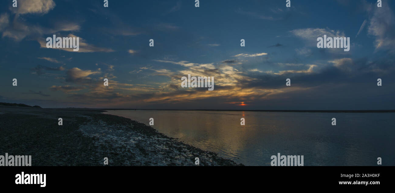 Soleil couchant sur la baie de Somme coté Hourdel. Effet miroir et reflets sur l'eau, la perspective naturelle et horizon windows wallpaper. Banque D'Images