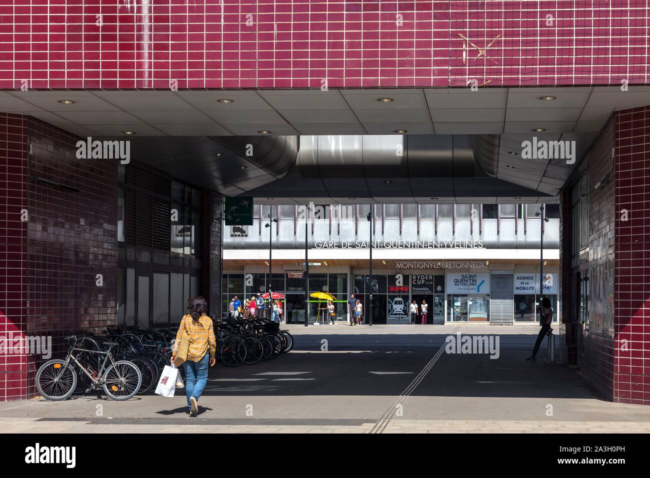 France, Yvelines, Montigny le Bretonneux, Place Charles de Gaulle, station Saint Quentin en Yvelines Banque D'Images