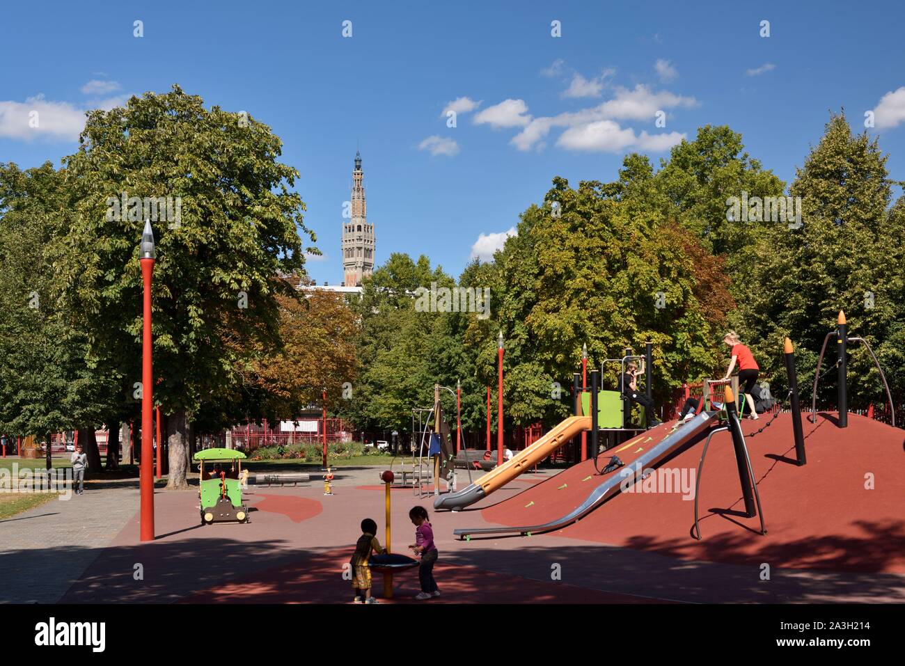 France, Nord, Lille, Jean Baptiste Lebas parc avec grilles rouge  caractéristique dominé par le Beffroi classé au Patrimoine Mondial par  l'UNESCO et qui abrite les services de l'hôtel de ville, aire de