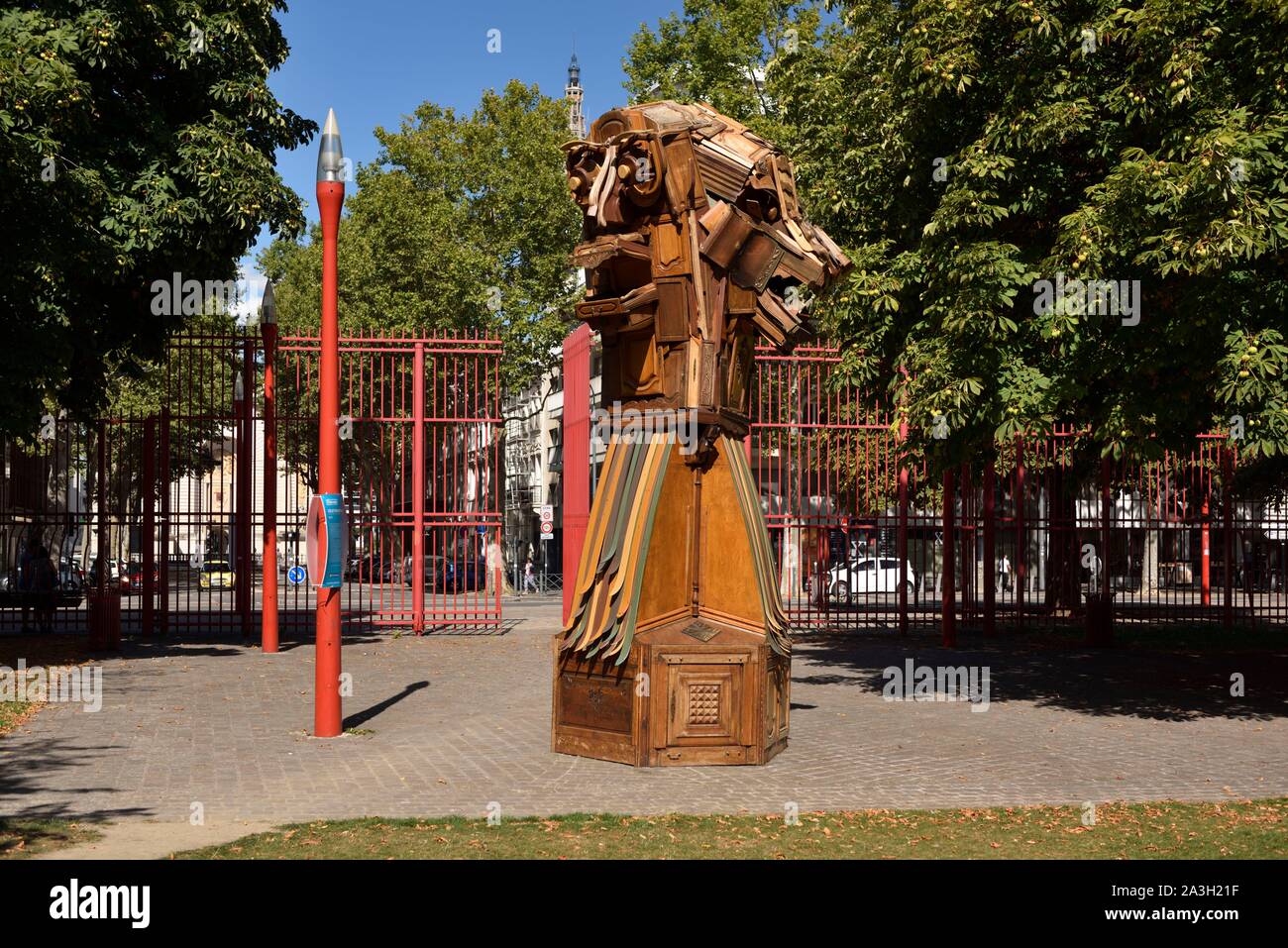 France, Nord, Lille, Jean Baptiste Lebas parc avec grilles rouge  caractéristique, statue dans le cadre de Lille 3000 expo Eldorado Photo  Stock - Alamy