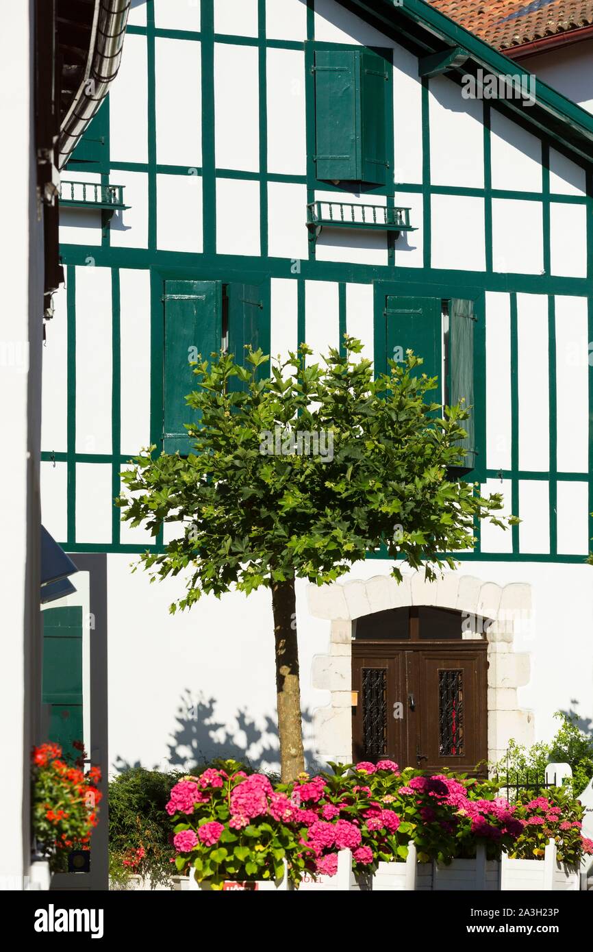 France, Pyrénées Atlantiques, Bask country (France), Espelette, façade à pans de bois Banque D'Images