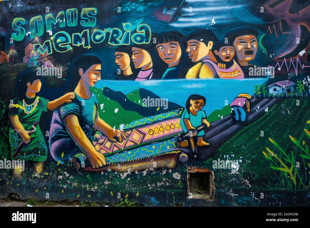 La COLOMBIE, Bogota, La Candelaria, le quartier colonial, fresques murales, inspirée par la culture indienne. Banque D'Images