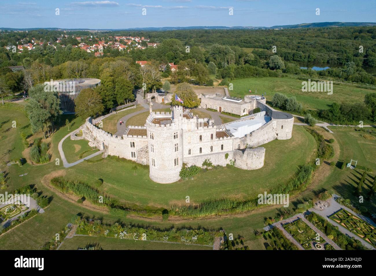 La France, Pas de Calais, Calais, Hardelot château, manoir de style Tudor du début du xxe siècle construite sur les fondations d'un château (vue aérienne) Banque D'Images