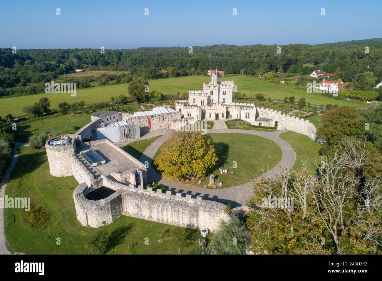 La France, Pas de Calais, Calais, Hardelot château, manoir de style Tudor du début du xxe siècle construite sur les fondations d'un château (vue aérienne) Banque D'Images
