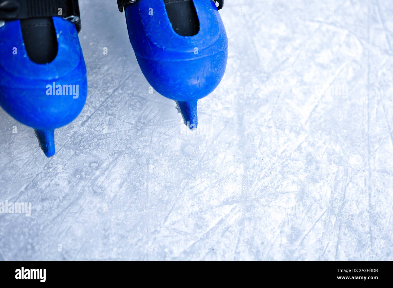 Les jambes d'un patineur en glace old vintage patins. Skratched la glace fond. Banque D'Images