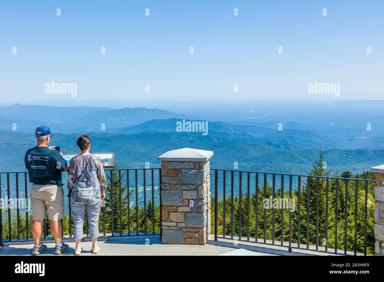 Les gens sur la plate-forme d'observation au sommet du mont Mitchell à Mount Mitchell State Park en Caroline du Nord aux États-Unis Banque D'Images