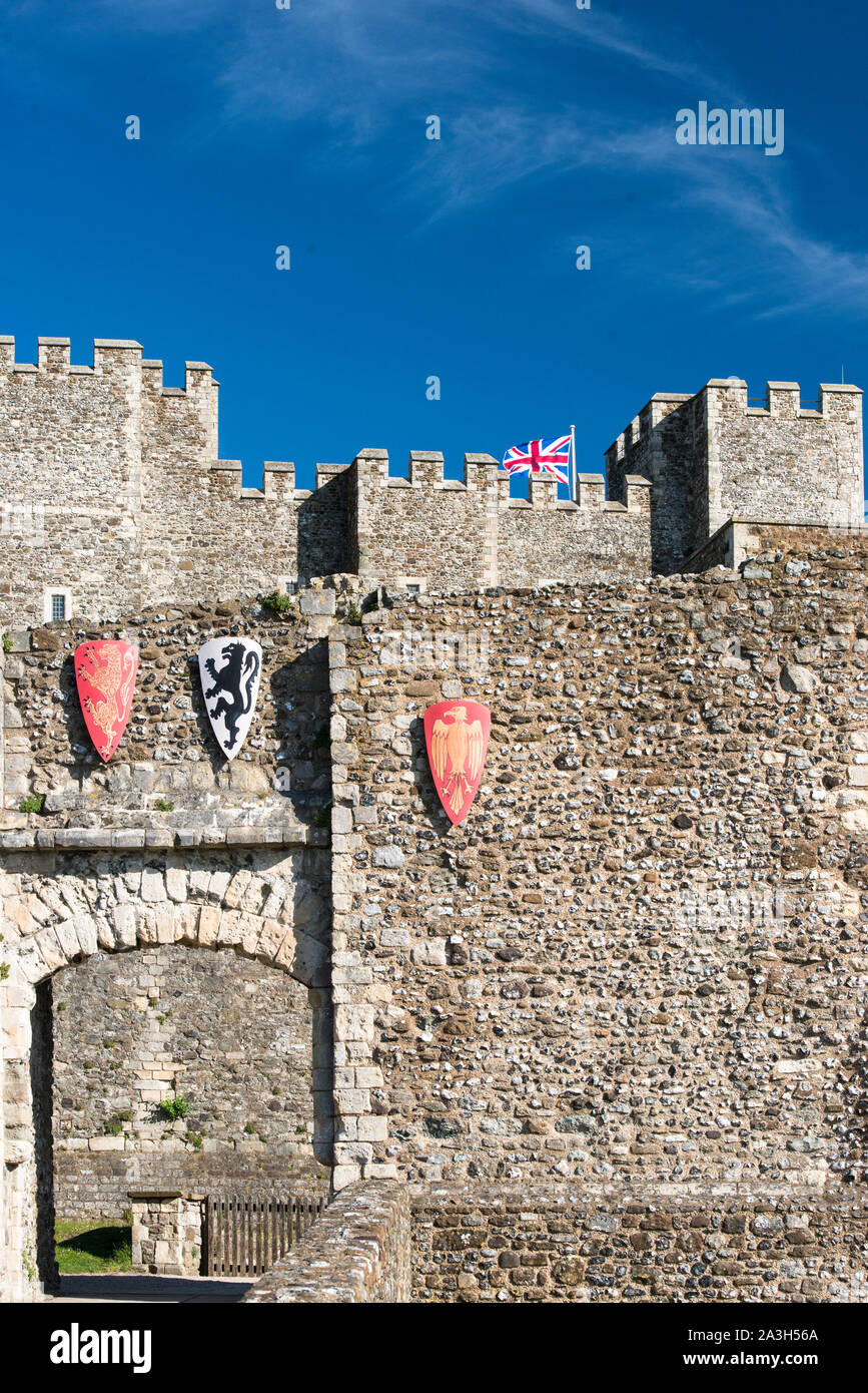 Porte du roi barbacane, château de Douvres, Kent, Angleterre. Les boucliers de l'héraldique sont affichés au-dessus de l'entrée voûtée de lions rampant. Les protections de couleur. Ciel bleu. Banque D'Images