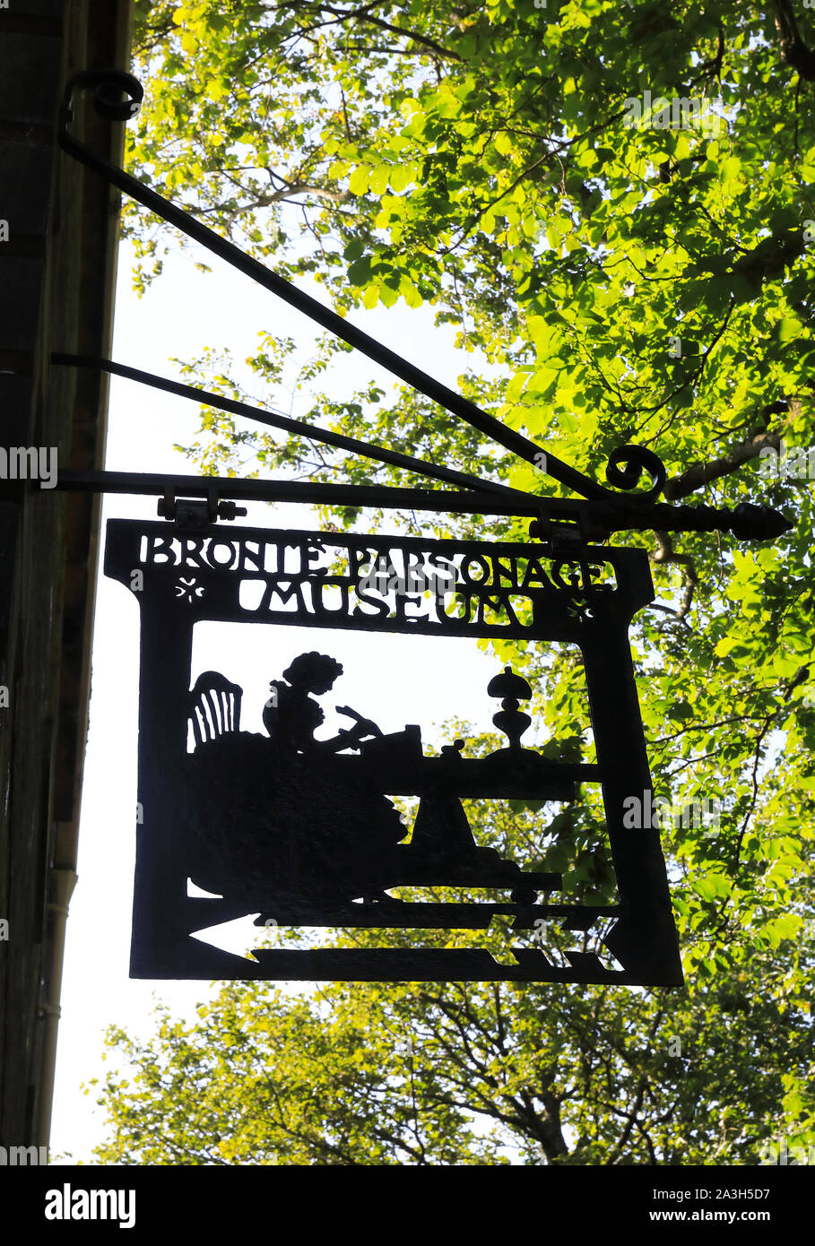 Signe pour le Bronte Parsonage Museum, en l'honneur des soeurs Bronte, Charlotte, Emily et Anne, sur Church St, dans la région de Haworth, West Yorkshire, Royaume-Uni Banque D'Images