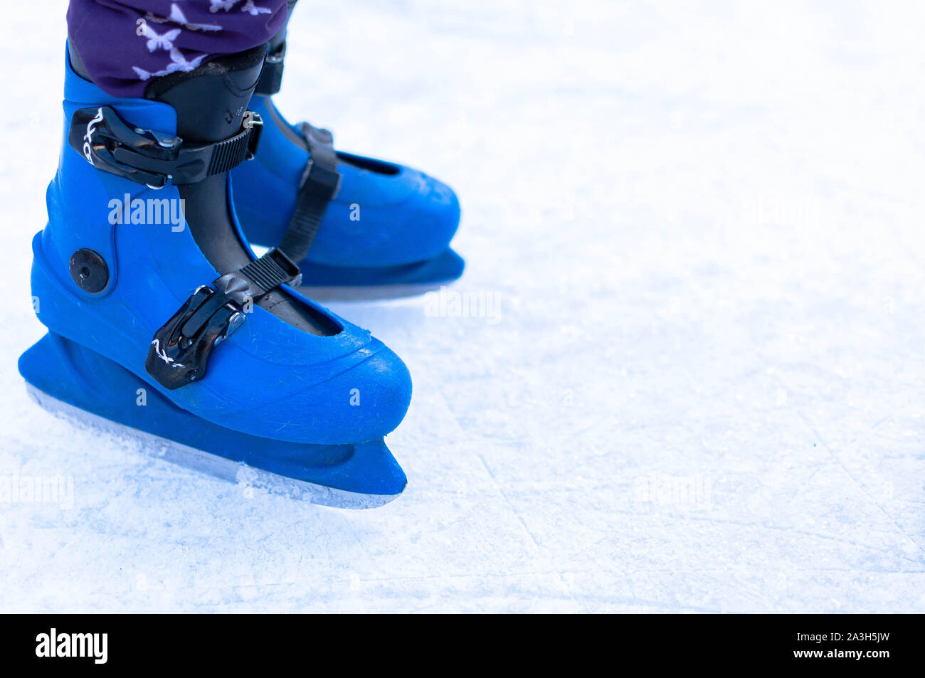 Les jambes d'un patineur en glace old vintage patins. Skratched la glace fond. Banque D'Images