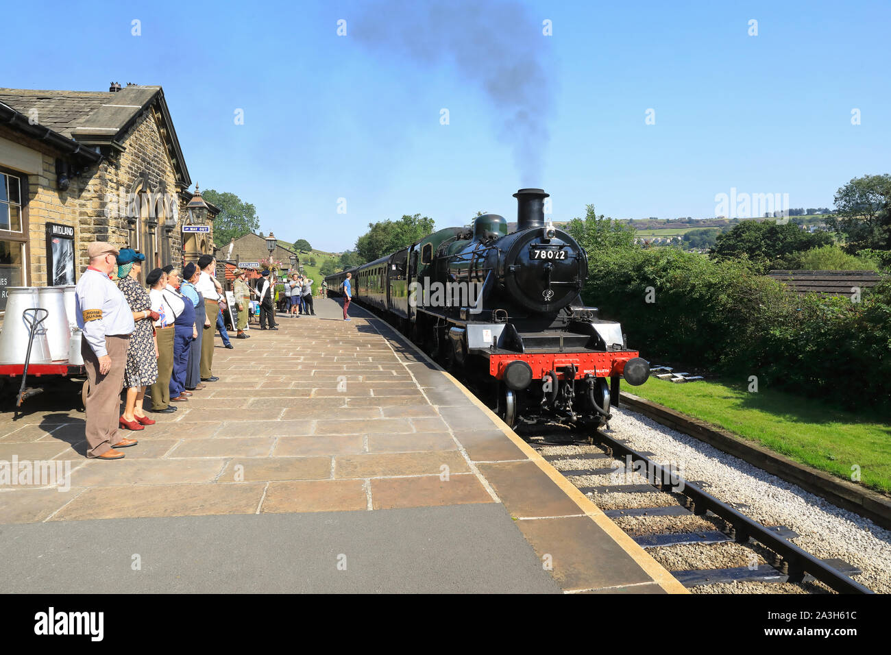 En train à vapeur tirant à Oakworth station, où le film a été tourné les enfants de fer, dans le West Yorkshire, UK Banque D'Images