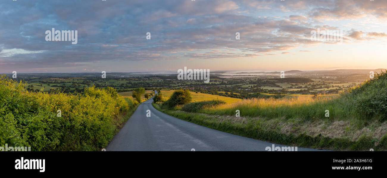 La route de Okeford Fitzpaine ; l'aube le jour le plus long dans la vallée de Blackmore, de Okeford Hill, Dorset, England, UK Banque D'Images