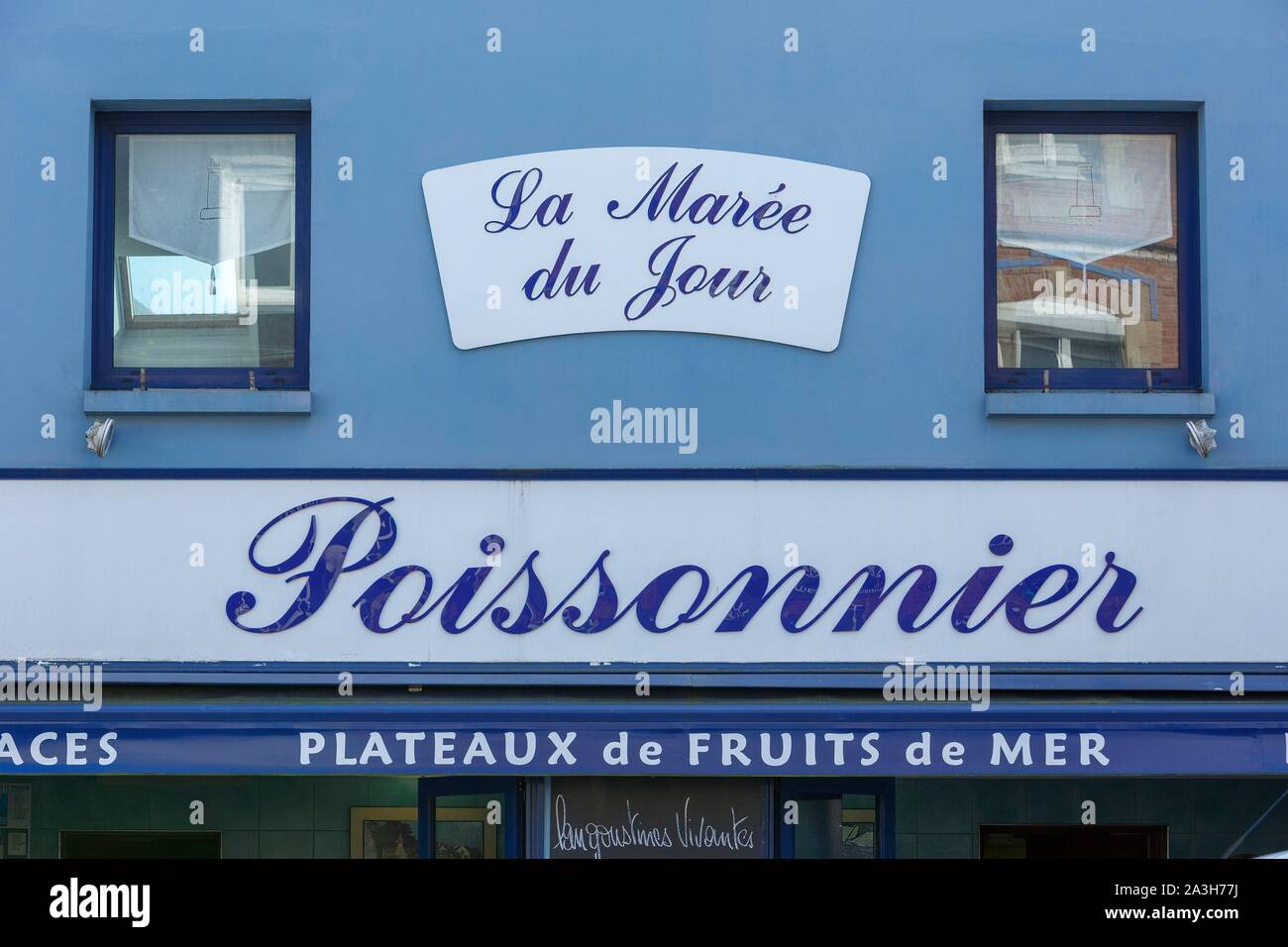 France, Cotes d'Armor, Paimpol, détail de la façade d'un fishshop par le port Banque D'Images