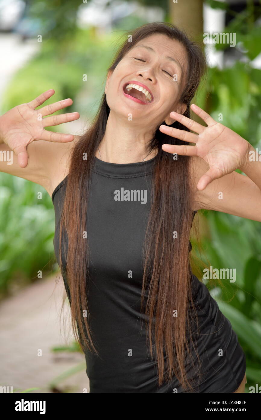 Une vieille femme hauts rire Banque D'Images