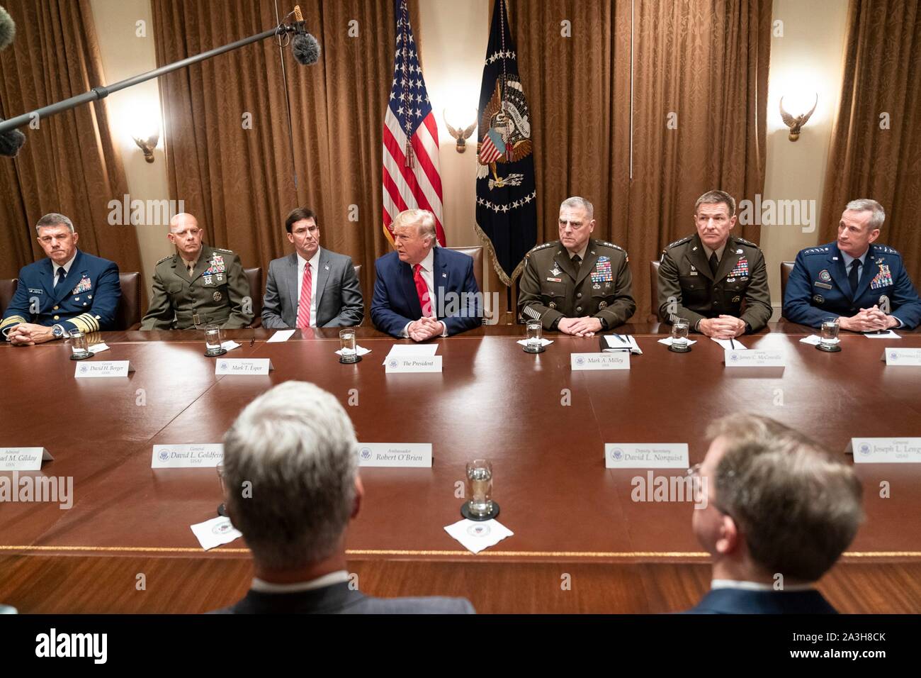 Washington, États-Unis d'Amérique. 07 octobre, 2019. Président américain Donald Trump participe à une séance d'information avec des chefs militaires dans la salle du Cabinet de la Maison Blanche le 7 octobre 2019 à Washington, DC. Assis à droite du président est le nouveau président de l'état-major des armées le général Mark A. Milley, et sur la gauche est le nouveau Secrétaire de la Défense, Mark Esper. Credit : Shealah Craighead/White House Photo/Alamy Live News Banque D'Images