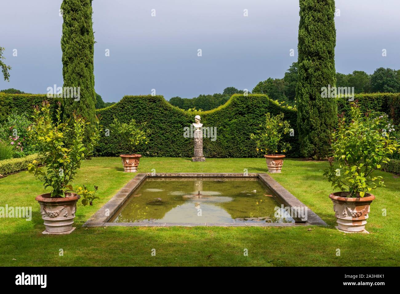 France, Loiret, Combreux, Parc du manoir de la Javeliere (Javeliere Manor House Park), jardin et étang Banque D'Images