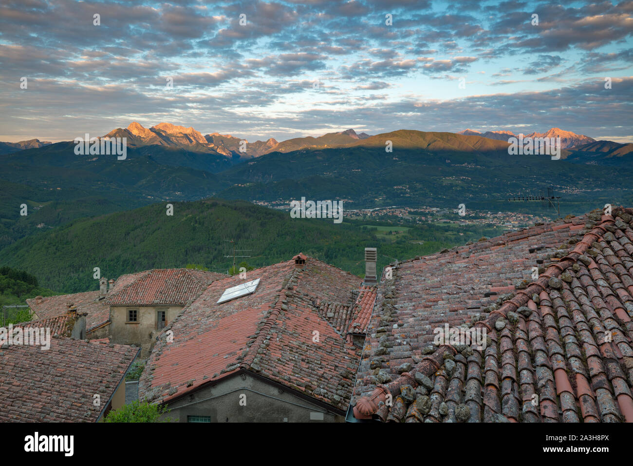 Les Alpes Apuanes de Sillico dans les Apennins à l'aube, Toscane, Italie Banque D'Images