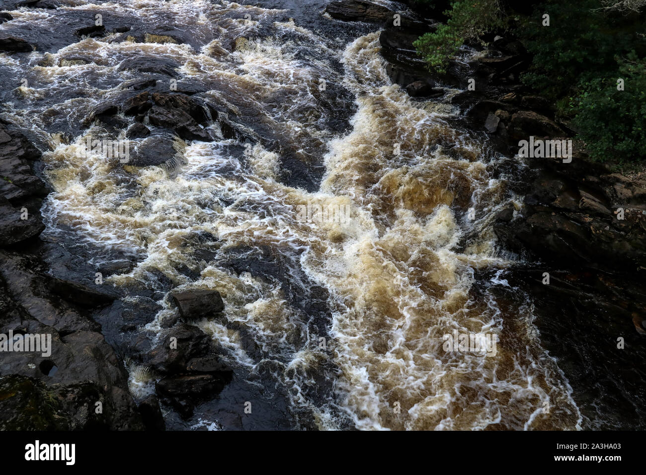 Se précipitant dans un white water river highlands en Ecosse Banque D'Images