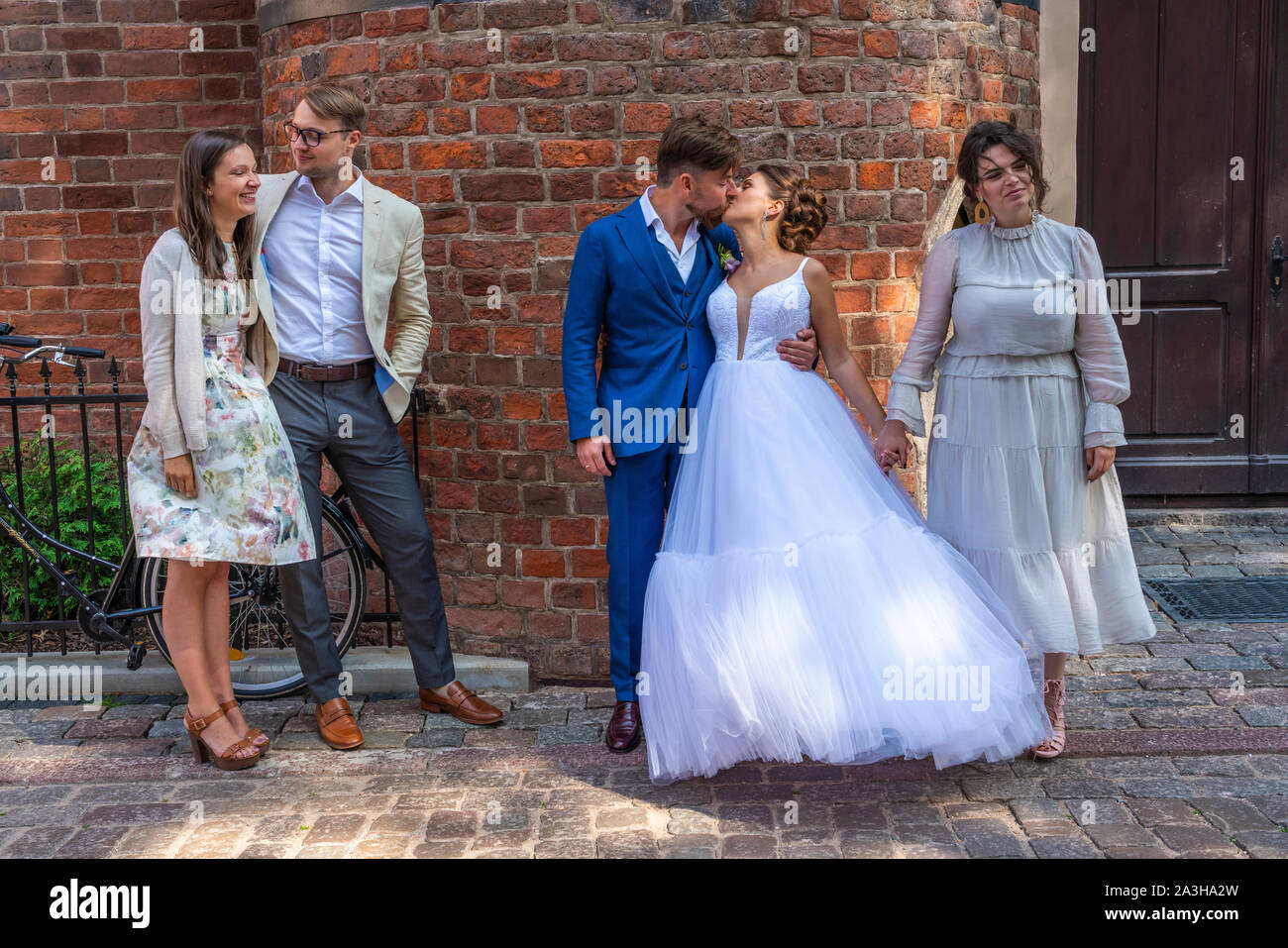 Photos de mariage prises sur la rue à Riga, Lettonie. Banque D'Images